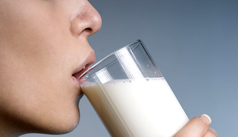 Чем полезно молоко для взрослых